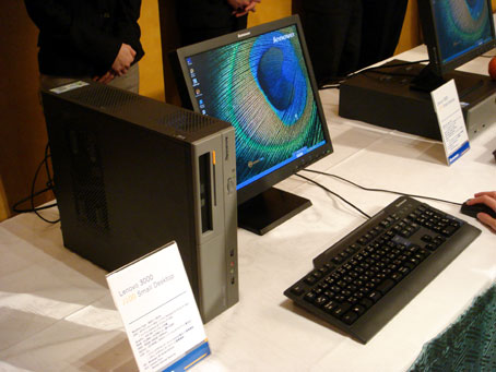 4モデルが用意される「Lenovo 3000 J100 Small Desktop」。スリムサイズで、縦置きと横置きのいずれも可能だ。