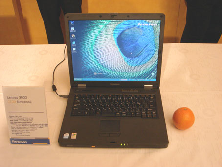 A4サイズノートの「Lenovo 3000 C100 Notebook」。Lenovoブランドの基本カラーは「シルバー＆ブラック」に、ワンポイントの「オレンジ」だという。