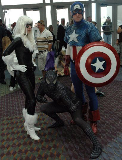 　Marvelのコミック作品「スパイダーマン」に登場するブラックキャット（左）とベノム（中央）。キャプテン・アメリカ（右）もいる。