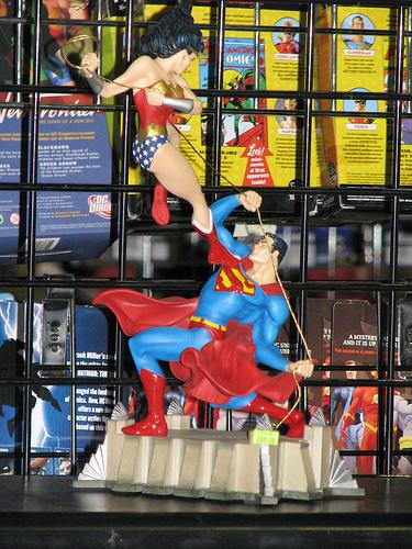 　多くの人形やアクションフィギュアが販売されていた。これはワンダーウーマンとスーパーマンの彫像。
