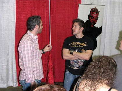 　映画「スターウォーズ・エピソード１　ファントム・メナス」にダース・モール役で出演したRay Park氏（右）がWWLAに来場していた。