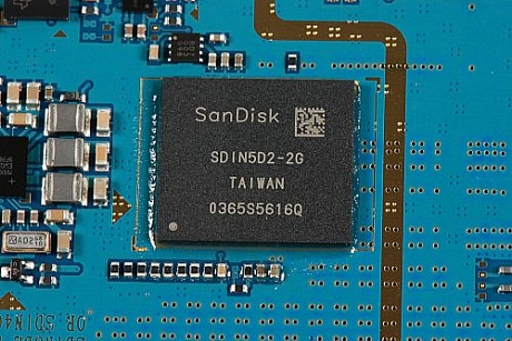 　SanDiskのNAND型フラッシュメモリ（SDIN5D2-2G）。