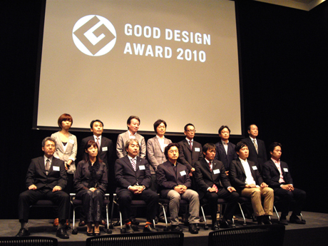 　財団法人日本産業デザイン振興会は9月29日、2010年度グッドデザイン賞を発表した。3136件の応募から、グッドデザイン賞1062件、ロングライフデザイン賞40件、フロンティアデザイン賞8件の計1110件が受賞した。受賞作品の中から、大賞候補になる「グッドデザイン賞ベスト15」（ベスト15）をはじめとする37件が特別賞を受賞した。ここではベスト15に選出された大賞候補作品を写真で紹介する。なお、大賞は11月10日に発表される。

　写真は、ベスト15に選出された作品を担当したデザイナーと、審査委員長の深澤直人氏（後列右から2番目）、日本産業デザイン振興会理事長の飯塚和憲氏（後列右端）。

　10月8日〜12月5日まで、東京都港区の東京ミッドタウン・デザインハブにて、グッドデザイン賞受賞作品を紹介する企画展「GOOD DESIGN EXHIBITION 2010」を開催する。