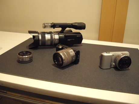 　デジタルカメラ製品からは、ミラーレス一眼として話題を呼んだソニーの「α NEX-5/3」と、レンズ交換式ビデオカメラ「ハンディカム NEX-VG10」がベスト15入りを果たした。
