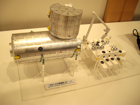 　宇宙実験施設「きぼう」の日本実験棟もベスト15に選出された。手がけたのは、きぼう日本実験棟プロジェクトチーム。日本社会に夢と希望を与える施設という点が高く評価されという。写真は、50分の1スケールモデル。