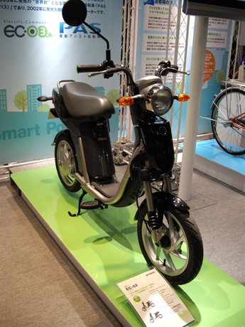 　ヤマハ発動機では、電動バイク「EC-03」や電動アシスト自転車「PAS」を展示していた。