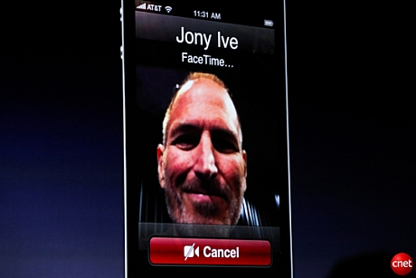 　Steve Jobs氏は新しい「FaceTime」ビデオ電話アプリを使用してJony Ives氏に電話をかけて見せた。