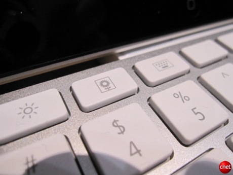 　キーボード上にあるファンクションキー部分のアップ。iPadをフォトスクリーンセーバにするためのボタンがある。