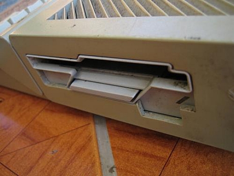 　Atari STのディスクドライブ