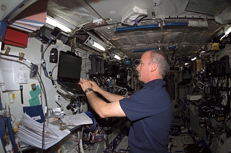　NASA ISSのExpedition 13でサイエンスオフィサー兼フライトエンジニアを務めたJeffrey Williams氏が、ISSのDestiny Laboratoryでコンピュータを使っているところ。

　ISSは高速で飛行しており、約90分で地球を1周する。このため、NASAが中継システムをアップデートする前は、ドップラー効果による遅滞時間が発生し、通信に問題が起きていたと、CitrixでXenDesktop製品担当マーケティングマネージャーを務めるCalvin Hsu氏は述べた。