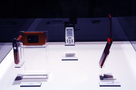 　左から、2004年発売の「P900iV」「premini」、2007年発売の「N703iμ」。P900iVはビデオカメラを装備。preminiはコンパクトさでその頂点を極め、N703iμは薄さにこだわっている。