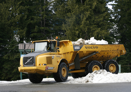 標高が低いため新雪が不足している会場に、サイプレスマウンテンのより高い場所からトラックを使って雪が運ばれてくる。