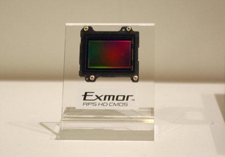 　Exmor APS HD CMOS。サイズは23.4mm×15.6mm。