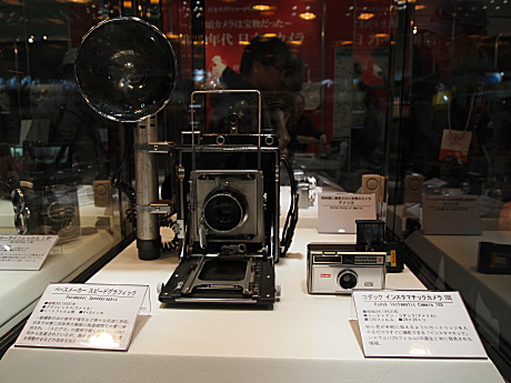　昭和30年（1955年）に登場した「ペースメーカー スピードグラフィック」（左）は、第二次世界大戦後に報道機関で使われたという。昭和38年（1963年）に登場した「コダック インスタマチックカメラ 100」（右）は、カートリッジをいれるだけですぐ撮影できる「インスタマチック」システムの誕生とともに発売された機種。