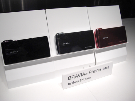 　「BRAVIA Phone S004」（ソニー・エリクソン・モバイルコミュニケーションズ）。3.2インチのメインディスプレイと、808万画素のカメラを備える。ボディカラーはオニキスブラック、プラチナホワイト、スターダストピンクの3色。