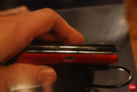 Xperia X10 mini

　Micro-USB充電ポート。このポートは、3.5mmジャック同様、X10 miniとX10 mini proに搭載されている。