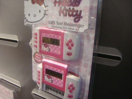 　Hello KittyのSMS送受信専用端末も登場していた。