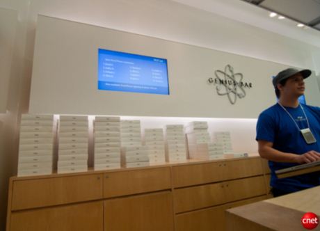 　パロアルトのApple StoreにあるGenius Bar。iPadが山積みされている。