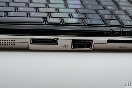 　中央に各種ポートのコネクタ、その右にUSBポート、SDメモリーカードスロットとなる。SDカードは完全に収納されるタイプ。
