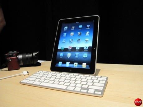 　Appleは、「iPad」用にフルサイズキーボード付きドックを発売する。価格は69ドル。