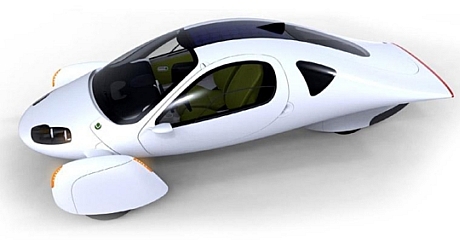 Aptera 2e

　ユニークなデザインのAptera 2eは、インターネット上で多くのファンを獲得した。Apteraは2011年に2eの生産を開始したいと考えている。この2シーター車は通勤用の自動車として設計されており、最高時速は85マイル（約136km）、走行距離は約100マイル（約160km）だ。