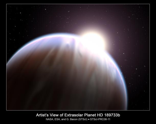 　Hubble望遠鏡は2007年、太陽系の外で公転する惑星の大気圏において初めて有機分子を発見した。惑星HD 189733bの姿を写した芸術的な写真だ。