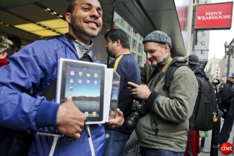 　iPadを抱えて満面の笑みを浮かべながら店内から出てきた男性。
