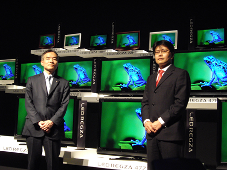 　東芝は4月14日、液晶テレビ「REGZA」シリーズにおいて、LEDバックライトを全機種に採用した新シリーズ「Z1」「RE1」「HE1」の全26機種を発表した。LED REGZAと呼ばれる新製品の機能を写真で紹介する。

　東芝のビジュアルプロダクツ社映像マーケティング事業部日本部部長の岡田淳氏（左）と、事業部長の村沢圧司氏（右）。2009年度の東芝テレビ事業は、グローバル販売台数目標である1000万台を達成し、5半期連続の黒字継続の見込みだという。