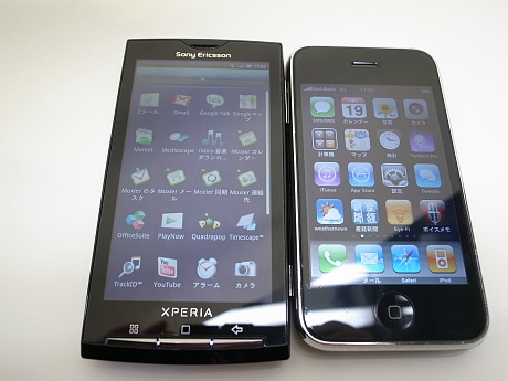 　ディスプレイはXperiaが広く、4.0インチフルワイドVGA TFT液晶（854×480ドット）。iPhoneは3.5インチワイドスクリーンマルチタッチディスプレイ（480×320ピクセル）。