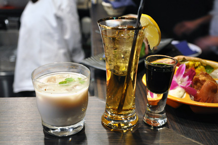 　ドリンクの「ベホイミチャイ」（左）と「パルプンテウォッカ」（右）。「パルプンテウォッカ」は右のグラス2つがセットになっていて、飲む時は小さいグラスの中身を大きいグラスのものを混ぜて飲むものだとか。