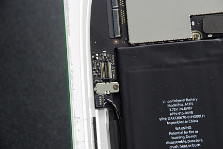 　われわれのiPadでは、このコネクタにケーブルは接続されていなかった。4月下旬に発売される3Gモデルではケーブルが接続されるのかもしれない。