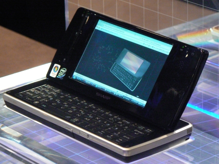 　WILLCOM D4（WS016SH）
　2008年7月発売、シャープ製のデータ端末だ。OSにWindows Vista Home Premium with Serviceを採用し、新たなジャンルを切り開くことを狙った製品だったが、世間の注目は同じ日に発売されたiPhoneにさらわれてしまった。