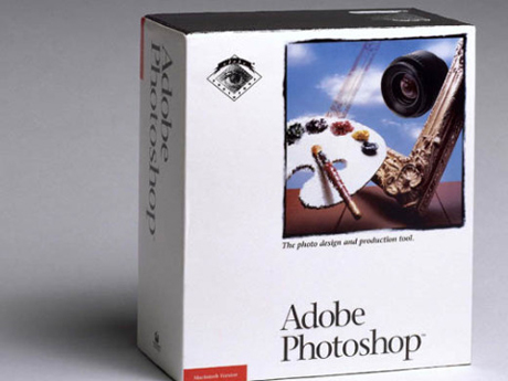 　1990年に登場した「Adobe Photoshop 1.0」は、レベルやカーブの調整による色調の制御が可能だったほか、画像の一部を別の画像へとコピーできるクローンツールを備えていた。

　1991年になると、「Adobe Photoshop 2.0」が登場し、パス機能やペンツールを備えるようになり、出版業などで重宝された。