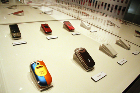 　2006年には、トリコロールカラーの子ども向けの携帯電話「SA800i」が登場。800シリーズは特殊な端末がラインアップされるナンバーとなった。