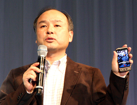 　ソフトバンクモバイルは3月28日、同社初となるAndroid搭載スマートフォン「HTC Desire（X06HT）」を発表した。4月下旬発売で、市場想定価格は実質負担額で2万円前後。端末の様子やその機能を写真で紹介する。
