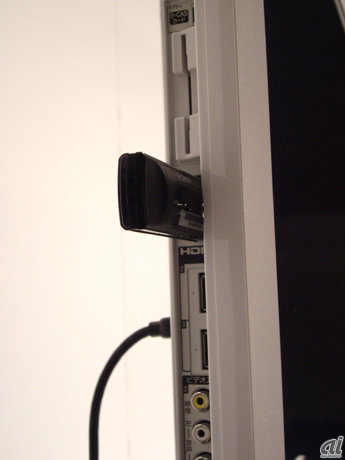 　USB無線LANアダプタUWA-BR100を装着したところ。今回の新製品では、全モデルでHDMI入力4系統、USB1系統を備えている。