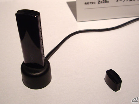 　全モデルがWi-Fi対応になったことを受け、別売のUSB無線LANアダプタ「UWA-BR100」も発表された。対応機種は今回発売されたEX700、EX500。EX300シリーズのみ。USB端子が搭載されていても以前のBRAVIAモデルでは利用できないとのこと。