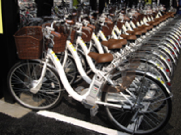 フォトレポート：電動自転車「eneloop bike」100台が太陽光発電で動く--世田谷区にソーラー駐輪場