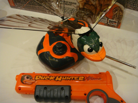 　銃から発射されるビームで鳥を撃ち落とすゲーム「Duck Hunter」。鳥は、1回の充電で30秒飛ぶことが可能。Interactive Toy製だ。