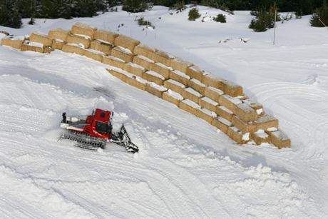バンクーバーのサイプレスマウンテンでは積雪量が予想よりも少なかったため、バンクーバーオリンピック組織委員会（VANOC）はスノーボードのパイプ種目などのコースをかさ上げするため、わらの塊を利用している。