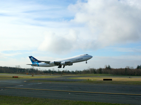 　Boeingの「747-8 Freighter」は米国時間2月8日、初飛行のためワシントン州エバレットにあるペインフィールド空港を離陸し、「787 Dreamliner」とともにテスト飛行プログラムに加わることになった。787 Dreamlinerが旅客機であるのに対して、747-8Fは貨物機。