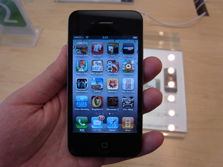 　iPhone 4のメニュー画面。960×640ピクセルで326ppiのディスプレイには、アプリケーションフォルダが鮮明に表示されている。