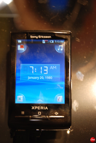 　バルセロナ発--Sony Ericssonは現地時間2月14日、同社携帯端末「Xperia X10 mini」と「Xperia X10 mini pro」を発表した。ここでは、両端末を画像で紹介する。

Xperia X10 mini

　X10 miniは確かにかわいらしい。同Androidデバイスは、2.5インチタッチスクリーンに多くの機能性に詰め込んでいる。スクリーンの四隅は、メッセージング、ダイアルパッド、音楽プレーヤーのような機能へのショートカットとなっている。