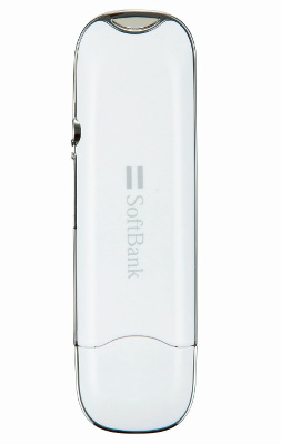 　データ定額プランに対応した「3Gハイスピード」高速データ通信USBスティックタイプの「C02HW」（Huawei製） 。約25gと軽量だ。
