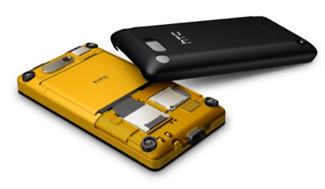 　One & CoのデザインであるHD Miniは、オリジナルの「HTC Touch」とほぼ同じサイズとなっているが、ユニークな構造となっている。背面にある4つのねじで、ケースが留められている。通常、携帯電話は、サブフレームと小さなねじを使って複数の部品を固定しているが、HD Miniでは異なっている。
