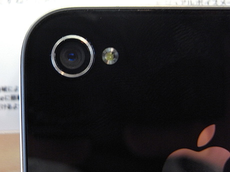 　背面。カメラの性能は、iPhone 3GSの3メガピクセルから、iPhone 4では5メガピクセルにまで向上している。