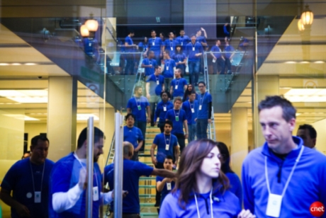 　Appleの従業員は青い洋服を着て準備万端だ。