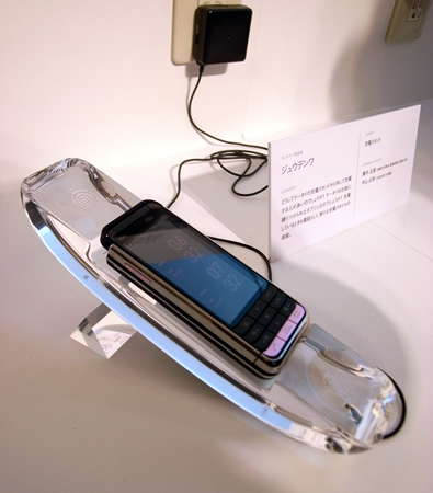 　「充電しているときも電話らしく」というコンセプトで作られた充電器「ジュウデンワ」。受話器の形をしている。