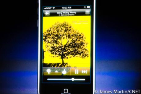 　Pandoraは、アプリを切り替えてもバックグラウンドで稼動可能になる。iPodコントロールはPandoraでも機能する。PandoraのTim Westergren氏がデモを披露した。