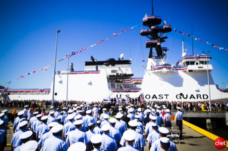 　7日に沿岸警備隊島（Coast Guard Island）で開催のWaesche就役式で、1000人の招待客を前に気をつけの姿勢で立つ乗組員たち。